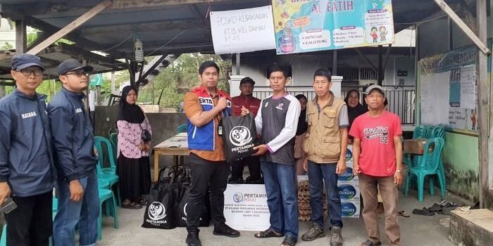 KPI Unit Balikpapan menyalurkan bantuan kemanusiaan bagi warga terdampak musibah kebakaran yang melanda kawasan RT 13, Kelurahan Damai, Kecamatan Balikpapan Kota, pada Selasa (23/9/2025). Foto: HO/KPI Unit Balikpapan