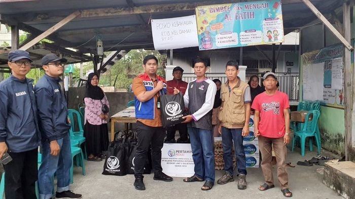 KPI Unit Balikpapan menyalurkan bantuan kemanusiaan bagi warga terdampak musibah kebakaran yang melanda kawasan RT 13, Kelurahan Damai, Kecamatan Balikpapan Kota, pada Selasa (23/9/2025). Foto: HO/KPI Unit Balikpapan