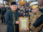 Kapolda Kaltim Irjen Pol. Endar Priantoro, S.H., S.I.K., C.F.E., M.H., menerima gelar kehormatan dari Kesultanan Kutai Kartanegara Ing Martadipura pada prosesi adat yang berlangsung di Museum Mulawarman, pada Minggu (28/9/2025) malam. Foto: HO/Humas Polda Kaltim