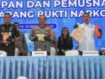 Kapolda Metro Jaya Irjen Pol Asep Edi Suheri (tengah), Wakil Kepala Kejaksaan Tinggi DKI Jakarta Dwi Antoro (kiri), dan Direktur Reserse Narkoba Polda Metro Jaya Kombes Pol Ahmad David (kanan) menunjukkan barang bukti narkoba saat rilis pengungkapan kasus periode Juli-September 2025 di Polda Metro Jaya, Jakarta, Selasa (30/9/2025).FOTO : ANTARA/Reno Esnir/YU/am.