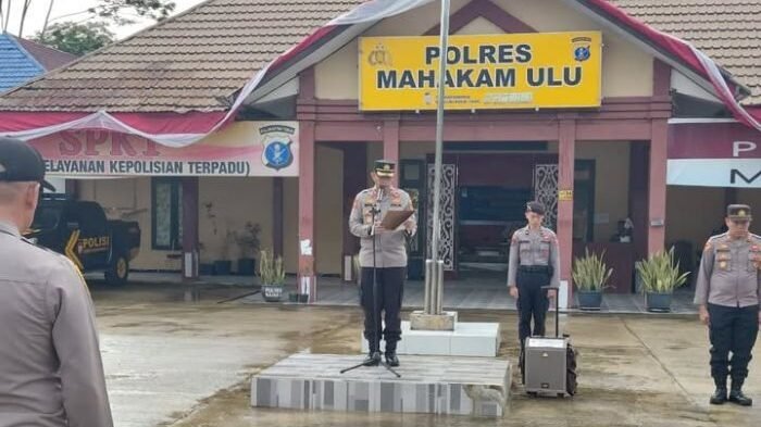 Kapolres Mahakam Ulu AKBP Eko Alamsyah A.Md., S.H., M.H. Saat memimpin langsung apel pagi yang berlangsung di halaman Mako Polres Mahakam Ulu, pada Senin (15/09/2025). Foto: HO/Humas Polres Mahulu