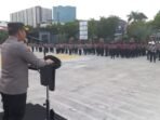 Kapolresta Balikpapan Kombes Pol Anton Firmanto, Saat memimpin apel pagi di Markas Polresta Balikpapan, pada Kamis (9/04/2025). Foto: HO/Humas Polresta Balikpapan