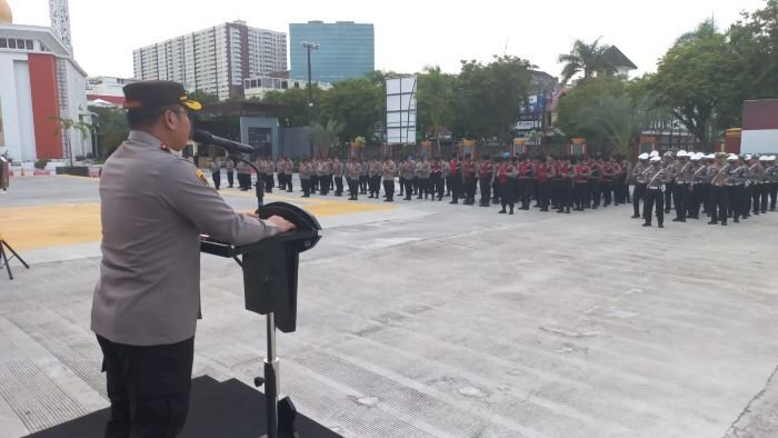 Kapolresta Balikpapan Kombes Pol Anton Firmanto, Saat memimpin apel pagi di Markas Polresta Balikpapan, pada Kamis (9/04/2025). Foto: HO/Humas Polresta Balikpapan