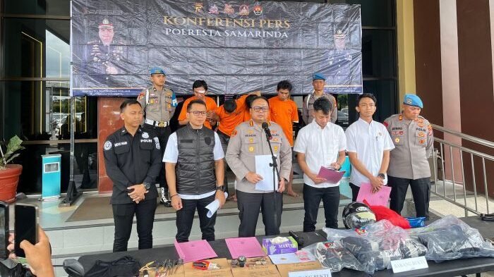 Kapolresta Samarinda, Kombes Pol Hendri Umar, saat memimpin konferensi pers bersama barang bukti hasil kejahatan. Foto: BorneoFlash/Nur Ainunnisa