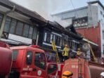 Kebakaran hebat melanda sebuah ruko yang difungsikan sebagai tempat hiburan malam di RT 16, kawasan Balikpapan Permai, Kecamatan Balikpapan Kota, pada Senin (1/9/2025). Foto: BorneoFlash/Ist
