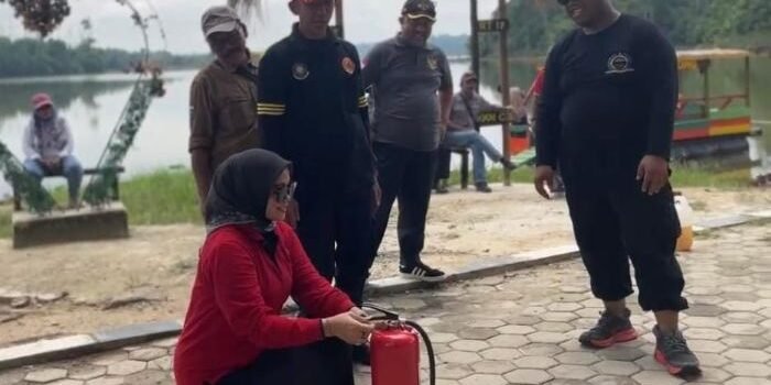 Kelurahan Karang Rejo gelar simulasi memadamkan APAR, di Taman Wisata Tanjung Gading KM 12 Balikpapan Utara, pada Minggu (7/9/2025). Foto: BorneoFlash/Niken Sulastri