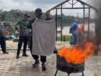 Kelurahan Karang Rejo gelar simulasi memadamkan APAR, di Taman Wisata Tanjung Gading KM 12 Balikpapan Utara, pada Minggu (7/9/2025). Foto: BorneoFlash/Niken Sulastri