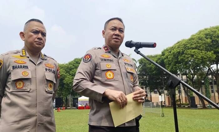Kepala Biro Penerangan Masyarakat (Karopenmas) Divhumas Polri Brigjen Pol. Trunoyudo Wisnu Andiko (kanan) berbicara dengan awak media di Gedung Slog Polri, Jakarta Timur, Rabu (17/9/2025). FOTO : ANTARA/Nadia Putri Rahmani.