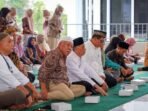 Kepala Otorita IKN, Basuki Hadimujono bersama dengan Ketua MUI Kalimantan Timur dan puluhan jamaah mengikuti acara peringatan Maulid Nabi Muhammad SAW 1447 H di Masjid Balai Kota Otorita IKN, Jumat (19/09/2025). Foto: HO/Humas Otorita IKN