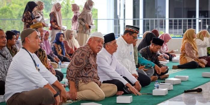 Kepala Otorita IKN, Basuki Hadimujono bersama dengan Ketua MUI Kalimantan Timur dan puluhan jamaah mengikuti acara peringatan Maulid Nabi Muhammad SAW 1447 H di Masjid Balai Kota Otorita IKN, Jumat (19/09/2025). Foto: HO/Humas Otorita IKN