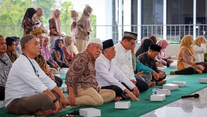 Kepala Otorita IKN, Basuki Hadimujono bersama dengan Ketua MUI Kalimantan Timur dan puluhan jamaah mengikuti acara peringatan Maulid Nabi Muhammad SAW 1447 H di Masjid Balai Kota Otorita IKN, Jumat (19/09/2025). Foto: HO/Humas Otorita IKN