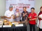 Kepala Otorita IKN, Basuki Hadimuljono dan Ibu Kartika Basuki, berfoto bersama desa binaan CSR PR Multi Harapan Utama, Cokelat Lung Anai di Plaza Seremoni, Nusantara (20/09/2025). Foto: HO/Humas Otorita IKN