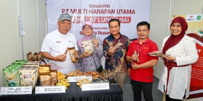 Kepala Otorita IKN, Basuki Hadimuljono dan Ibu Kartika Basuki, berfoto bersama desa binaan CSR PR Multi Harapan Utama, Cokelat Lung Anai di Plaza Seremoni, Nusantara (20/09/2025). Foto: HO/Humas Otorita IKN