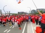 Kepala Otorita IKN, Basuki Hadimuljono melakukan Flag Off Fun Run 5K 'Aksi Sehat Bersama PMI'. Foto: Humas Otorita IKN