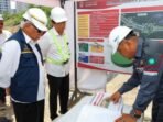 Kepala Otorita IKN, Basuki Hadimuljono, meninjau jalan bebas hambatan di wilayah Ibu Kota Nusantara yang ditargetkan akan selesai pada akhir tahun 2025. Foto: HO/Humas Otorita IKN