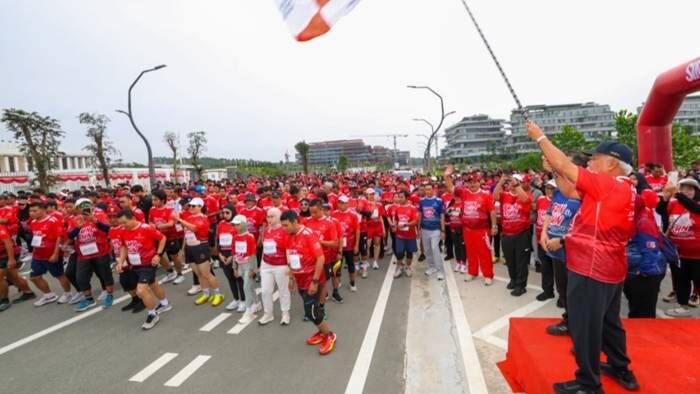 Kepala Otorita IKN, Basuki Hadimuljono melakukan Flag Off Fun Run 5K 'Aksi Sehat Bersama PMI'. Foto: Humas Otorita IKN