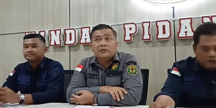 Kepala Seksi Penerangan Hukum Kejati Kaltim, Toni Yuswanto, saat memberikan keterangan pers, pada Kamis (18/9/2025). Foto: BorneoFlash/Nur Ainunnisa