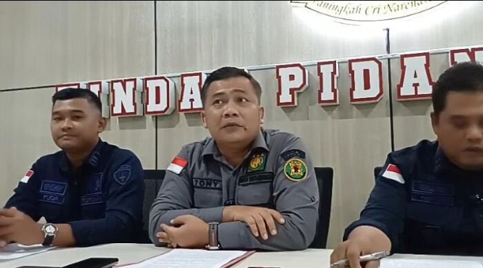 Kepala Seksi Penerangan Hukum Kejati Kaltim, Toni Yuswanto, saat memberikan keterangan pers, pada Kamis (18/9/2025). Foto: BorneoFlash/Nur Ainunnisa