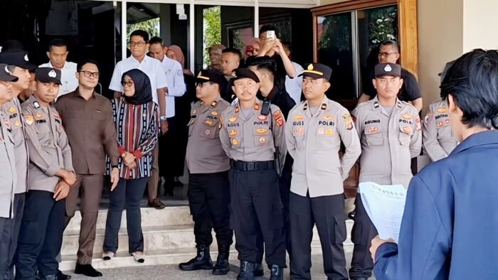 Ketua DPRD Kabupaten Paser, Hendra Wahyudi, menemui dan melakukan audiensi bersama Aliansi Mahasiswa Paser saat aksi damai Ketua DPRD Kabupaten Paser, Hendra Wahyudi, menemui dan melakukan audiensi bersama Aliansi Mahasiswa Paser saat aksi damai, pada Rabu (3/9/2025). Foto: BorneoFlash/IST
