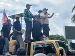 Ketua DPRD Kaltim, Hasanuddin Mas'ud, beserta dewan lain menemui massa aksi di depan Gedung DPRD, Jalan Teuku Umar, Samarinda, pada Senin (1/9/2025). Foto: BorneoFlash/Nur Ainunnisa