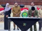 Ketua DPRD Kaltim bersama jajaran wakil ketua, Wakil Gubernur Kaltim Seno Aji, dan Sekda Provinsi Kaltim Sri Wahyuni menandatangani nota kesepakatan KUA-PPAS 2026 dalam Rapat Paripurna ke-34 DPRD Kaltim, pada Senin (8/9/2025). Foto: BorneoFlash/Nur Ainunnisa