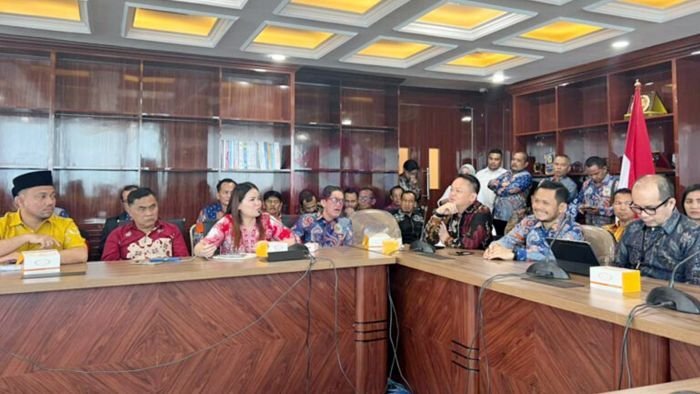 Ketua DPRD Mahulu, Devung Paran didampingi Wakil Ketua II, Desiderius Dalung Lasah, menghadiri Rakor ADKASI di ruang rapat lantai 8 Direktorat Jenderal Bina Keuangan Daerah, Kementerian Dalam Negeri (Kemendagri), pada Jumat (12/9/2025). Foto: HO/DPRD Mahulu