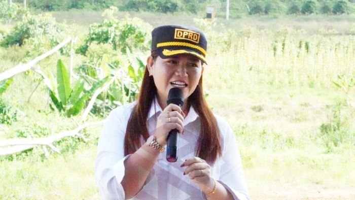 Ketua DPRD Mahulu, Devung Paran, ikut menghadiri kegiatan Penanaman Jagung Kuartal III Tahun 2025, di Jalan Poros Ujoh Bilang–Sebenaq, Ketua DPRD Mahulu, Devung Paran, ikut menghadiri kegiatan Penanaman Jagung Kuartal III Tahun 2025, di Jalan Poros Ujoh Bilang–Sebenaq, pada Kamis (4/9/2025). Foto: HO/DPRD Mahulu