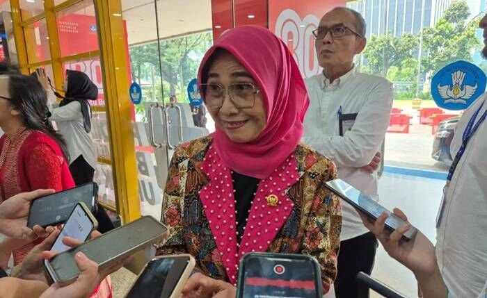 Ketua Komisi X DPR RI Hetifah Sjaifudian ditemui di Kantor Kemendikdasmen, Jakarta, Senin (29/9/2025). FOTO : ANTARA/Sean Filo Muhamad