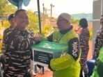 Komandan Lanal Balikpapan, Letkol Laut (P) Topan Agung Yuwono memberikan paket sembako kepada ojek online, di Mako Lanal Balikpapan, pada Selasa (30/9/2025). Foto: BorneoFlash/Ist