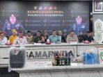 Kombes Pol Hendri Umar, saat di Konferensi Pers terkait temuan 27 bom molotov di fkip unmul, pada Senin (1/9/2025). Foto: BorneoFlash/Nur Ainunnisa