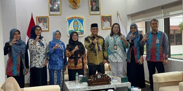 Kunjungan Komisi Informasi Provinsi Kaltim ke Pemkot Balikpapan, dalam rangka evaluasi kepatuhan badan publik terhadap Undang-Undang Keterbukaan Informasi Publik, di Balai Kota Balikpapan, pada Kamis (4/9/2025). Foto: BorneoFlash/Niken Sulastri