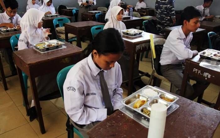 Ilustrasi: Seorang siswa berdoa sebelum menyantap Makanan Bergizi Gratis (MBG) di SMKS Budi Dharma Dumai, Riau, Selasa (27/5/2025). FOTO : ANTARA FOTO/Aswaddy Hamid/bar Ilustrasi: Seorang siswa berdoa sebelum menyantap Makanan Bergizi Gratis (MBG) di SMKS Budi Dharma Dumai, Riau, Selasa (27/5/2025). FOTO : ANTARA FOTO/Aswaddy Hamid/bar