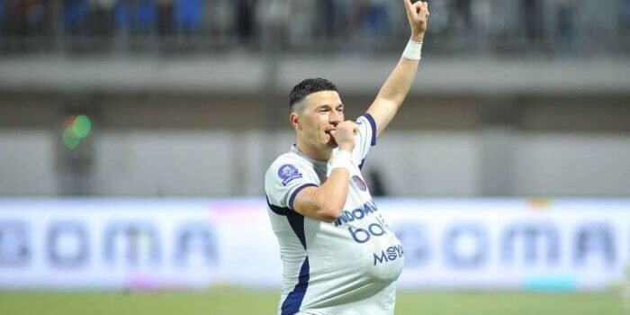 Andrejic Aleksa, Pesepak bola Persita Tangerang saat selebarasi pada pertandingan BRI Super League di Stadion Gelora Madura Ratu Pamelingan, Pamekasan, Jawa Timur (24/8/2025). Foto: ANTARA/Syaiful Arif/YU