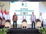 Menaker Yassierli didampingi Dirjen Binalavotas Agung Nur Rohmad melepas 1300 peserta magang ke Jepang di BBPVP Bandung, Jawa Barat, Sabtu (20/9). FOTO : Kemnaker