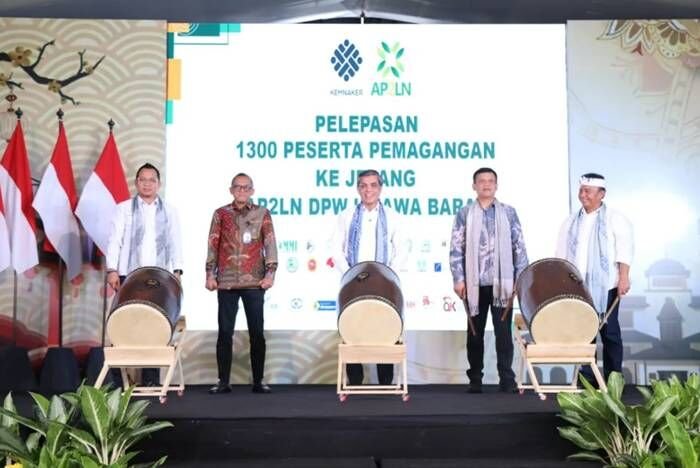 Menaker Yassierli didampingi Dirjen Binalavotas Agung Nur Rohmad melepas 1300 peserta magang ke Jepang di BBPVP Bandung, Jawa Barat, Sabtu (20/9). FOTO : Kemnaker