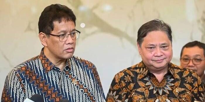 Menko Perekonomian Airlangga Hartarto (kanan) bersama Menteri Keuangan Purbaya Yudhi Sadewa (kiri). FOTO: ANTARA/Rivan Awal Lingga/rwa/pri.