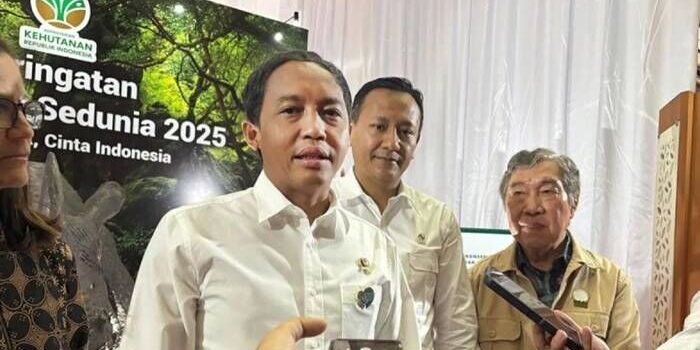 Arsip foto - Menteri Kehutanan Raja Juli Antoni dan Wamenhut Rohmat Marzuki (kedua kanan) ditemui usai peringatan Hari Badak Sedunia 2025 di Jakarta, Senin (22/9/2025). FOTO : ANTARA/Prisca Triferna/aa.