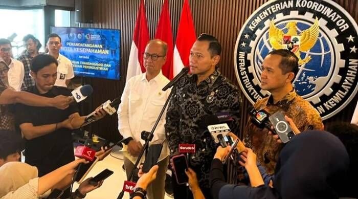 Menteri Koordinator Bidang Infrastruktur dan Pembangunan Kewilayahan Agus Harimurti Yudhoyono (tengah) bersama Menteri Perindustrian Agus Gumiwang Kartasasmita (kiri), dan Menteri Transmigrasi Muhammad Iftitah Sulaiman Suryanagara (kanan) memberi keterangan kepada awak media usai penandatanganan Nota Kesepahaman antara Kemenko Infra bersama Kementerian Transmigrasi dan Kementerian Perindustrian, di Jakarta, Jumat (26/9/2025). FOTO : ANTARA/Harianto
