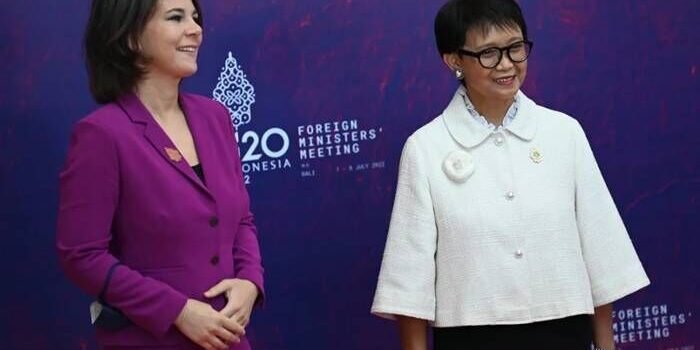 Arsip - Menteri Luar Negeri Jerman Annalena Baerbock (kiri) di Pertemuan Menteri Luar Negeri (FMM) G20 di Nusa Dua, Bali, Jumat (8/7/2022). FOTO : ANTARA/Nyoman Budhiana/rwa.