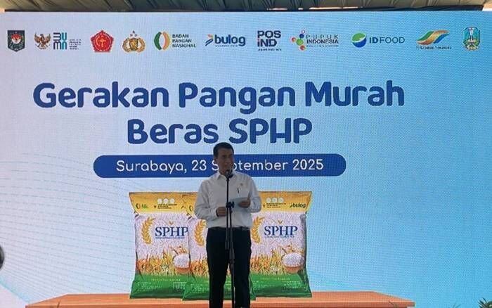 Menteri Pertanian Andi Amran Sulaiman dalam kegiatan Gerakan Pangan Murah (GPM) Serentak di Surabaya, Selasa (23/9/2025). FOTO : ANTARA/Astrid Faidlatul Habibah