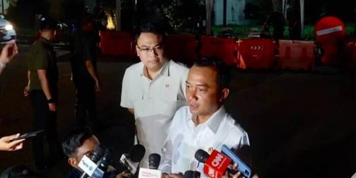 Menteri Sekretaris Negara (Mensesneg) Prasetyo Hadi (kanan), didampingi oleh Kepala Badan Komunikasi Pemerintah Angga Raka Prabowo (kiri) menjawab pertanyaan wartawan saat dia ditemui selepas rapat terbatas bersama Presiden Prabowo Subianto dan beberapa m