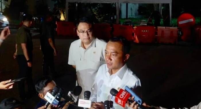 Menteri Sekretaris Negara (Mensesneg) Prasetyo Hadi (kanan), didampingi oleh Kepala Badan Komunikasi Pemerintah Angga Raka Prabowo (kiri) menjawab pertanyaan wartawan saat dia ditemui selepas rapat terbatas bersama Presiden Prabowo Subianto dan beberapa menteri di kediaman pribadi Presiden Prabowo, Jalan Kertanegara, Jakarta, Minggu (28/9/2025). FOTO : ANTARA/HO-Dokumentasi Pribadi.