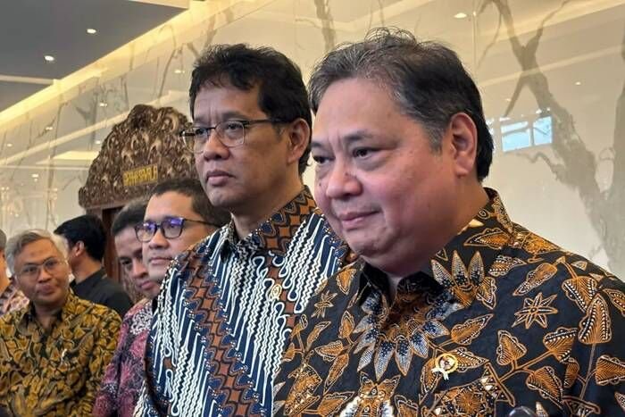 Menteri Keuangan Purbaya Yudhi Sadewa (kiri) bersama Menteri Koordinator Bidang Perekonomian Airlangga Hartarto menjawab pertanyaan wartawan dalam konferensi pers di Kantor Kementerian Koordinator Bidang Perekonomian Jakarta, Jumat (12/9/2025). FOTO: ANTARA/Imamatul Silfia