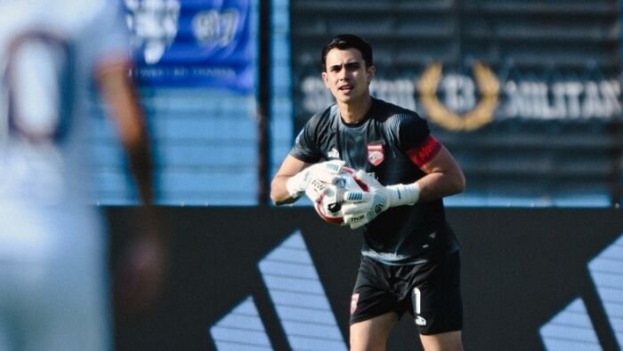 Nadeo Argawinata, penjaga gawang Borneo FC. Foto: Instagram/@borneofc.id Nadeo Argawinata, penjaga gawang Borneo FC. Foto: Instagram/@borneofc.id