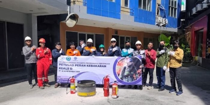 PLN UIP KLT melakukan sertifikasi pemadam kebakaran di Balikpapan, yang turut diawasi oleh Disnakertrans Provinsi Kaltim, pada Jumat (19/9/2025). Foto: HO/PLN UIP KLT 