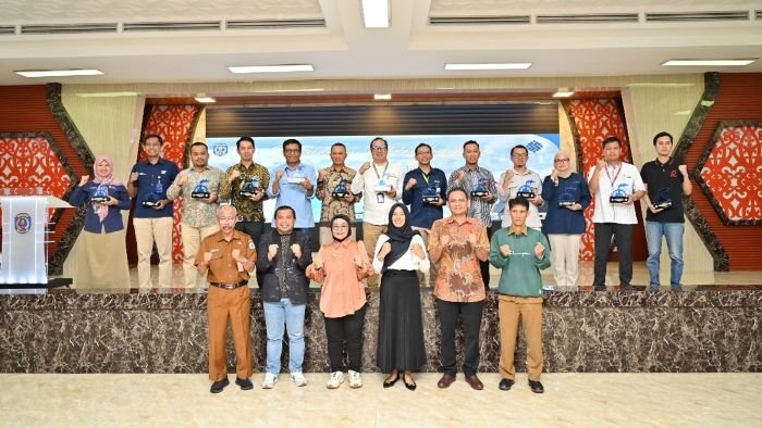 PLN UP3 Bontang meraih Predikat Perusahaan dengan Tata Kelola Layak 2025 yang diberikan oleh Disnaker Kota Bontang, pada Selasa (23/9/2025). Foto: HO/PT PLN (Persero)