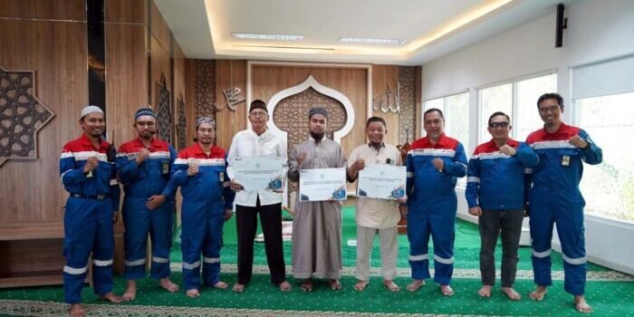 PT KPB menyalurkan dana infak sebesar Rp91 juta kepada lima rumah ibadah dan lembaga tahfiz, Jumat (12/9/2025). Foto: HO/KPB