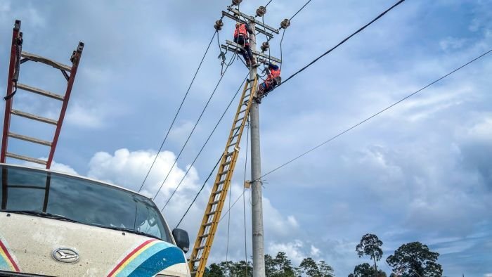 PT PLN (Persero) UID Kaltimra melalui PLN UP3 Samarinda memperbaiki jaringan listrik akibat cuaca buruk PT PLN (Persero) UID Kaltimra melalui PLN UP3 Samarinda memperbaiki jaringan listrik akibat cuaca buruk yang melanda Samarinda Seberang pada Selasa (2/9/2025). Foto: HO/PLN UID Kaltimra