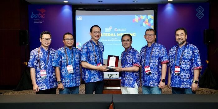 PT XLSMART Telecom Sejahtera Tbk (XLSMART) bersama PT Telkom Indonesia (Persero) Tbk (Telkom) menandatangani kesepakatan strategis. Foto: HO/XLSMART