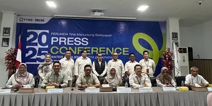 Direktur Utama Perumda Tirta Manuntung Balikpapan, Yudhi Saharuddin, saat Press Conference di Kantor PTMB, pada Senin (22//9/2025). Foto: BorneoFlash/Niken Sulastri